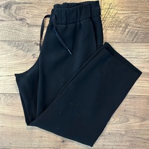 Lululemon women’s on the fly cropped pant. Size 6.